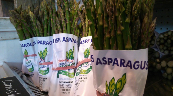 Lazy vegan Recipe: Seasonal Asparagus & Pistachio Salad
